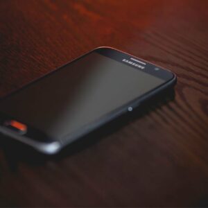 Android-mobil på mörkt bord