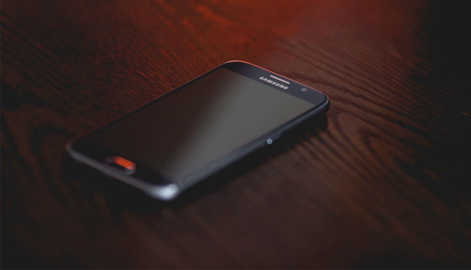 Android-mobil på mörkt bord