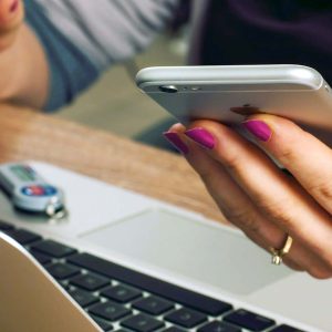 Kvinna som loggar in med mobilen
