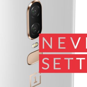 Oneplus 6 med texten Never Settle-ovanpå