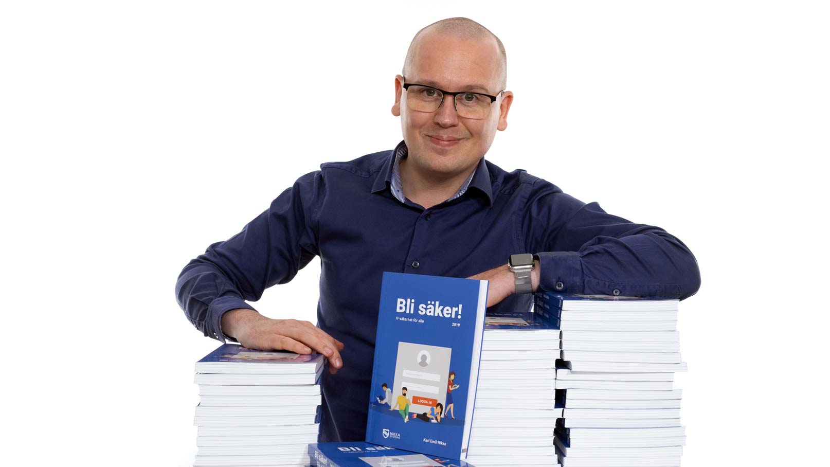 Karl Emil Nikka med några av riksdagens böcker.