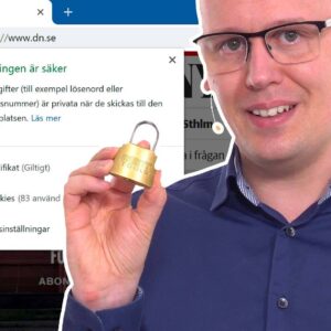 Karl Emil Nikka håller upp hänglås.