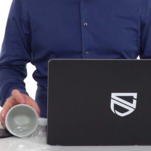 Karl Emil Nikka spiller vatten över Macbook Pro.