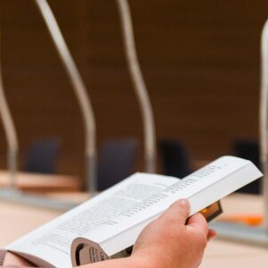 Student läser bok