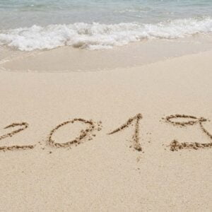 2019 skrivet i sanden på strand