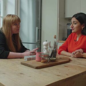 Parisa Amiri diskuterar avlyssning vid köksbord