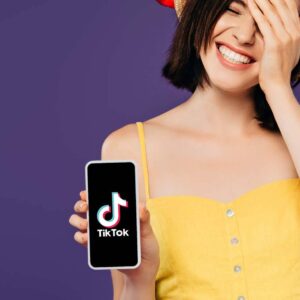 Tjej med Tiktok på mobilen