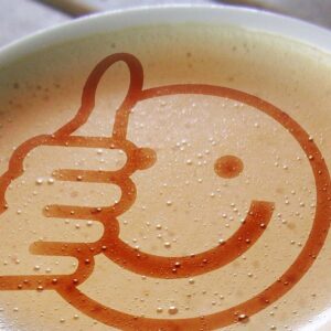 Symbol för tumme upp i kaffe