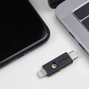 Yubikey-dongel bredvid Iphone och Macbook