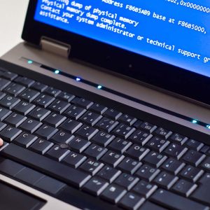 Gammal laptop med blåskärm