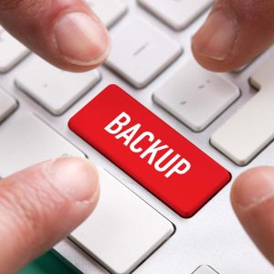 Fingrar pekar på backup-tangent.