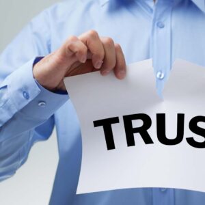 Man river papper med texten "trust".