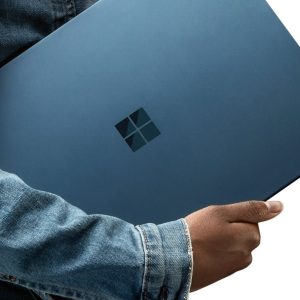 Tjej bär Windows 10-dator