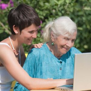 Barnbarn hjälper mormor med datorproblem.