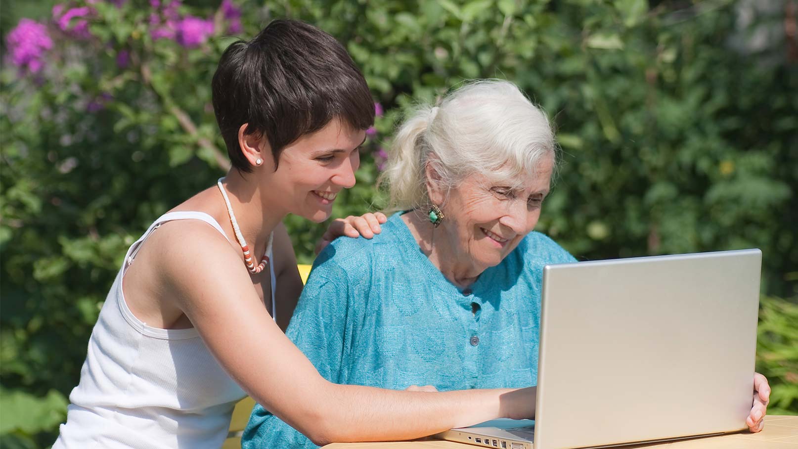 Barnbarn hjälper mormor med datorproblem.