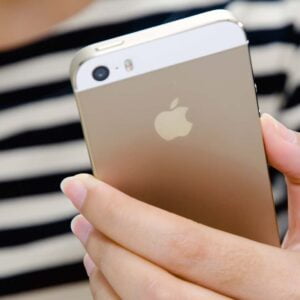 Flicka med Iphone 5s