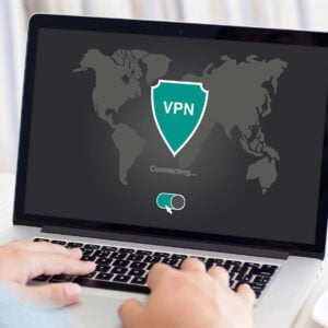Kaffekopp bredvid dator med texten VPN på skärmen.