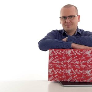 Karl Emil Nikka med julklapp ovanpå dator