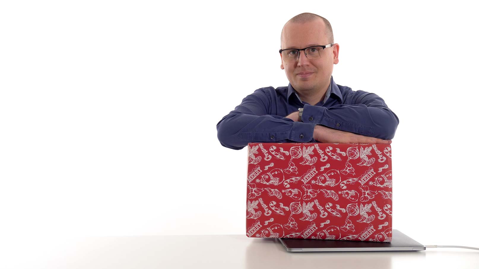 Karl Emil Nikka med julklapp ovanpå dator
