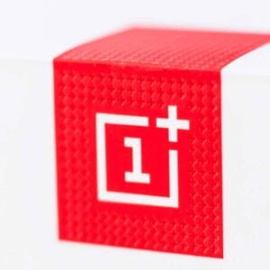 Oneplus-logotyp på mobilförpackning