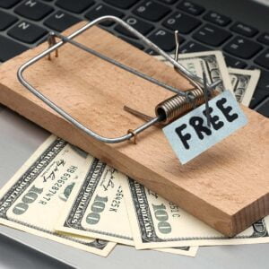 Musfälla med texten "Free" ovanpå bärbar dator