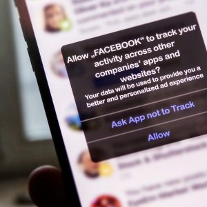 Facebook-appen ber om lov att spåra användaren mellan appar.