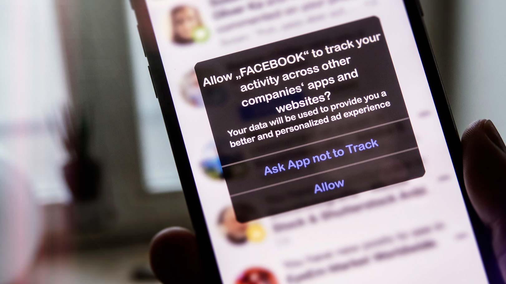Facebook-appen ber om lov att spåra användaren mellan appar.