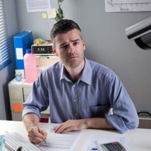 Övervakningskamera spionerar på kontorsmedarbetare.