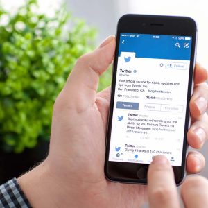 Twitter på mobiltelefon vid frukostbordet.