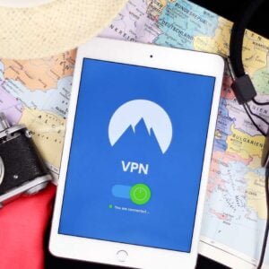 Surfplatta med NordVPN-appen.