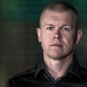 LInus Kvarnhammar ser allvarlig ut.