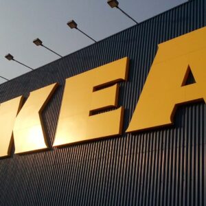 Ikea-varuhus i skymning.