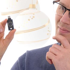 Karl Emil Nikka med säkerhetsnyckeln Yubikey C Bio