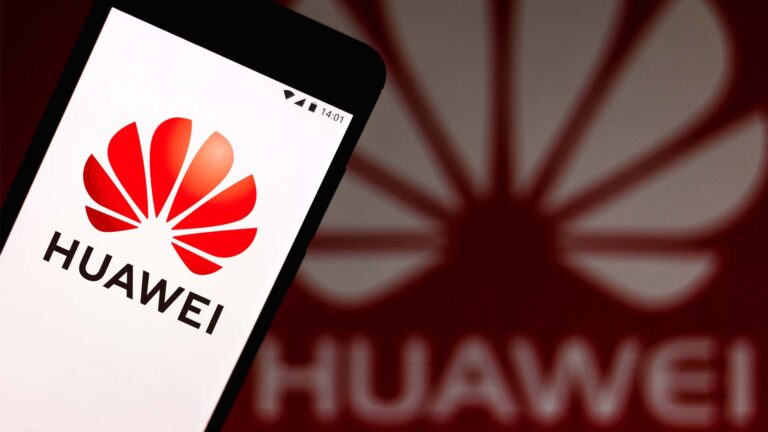Mobil som visar Huawei-logotyp.