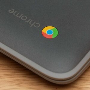 Chromebook på skrivbord.