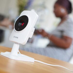 Mydlink Home-kamera på ett bord.