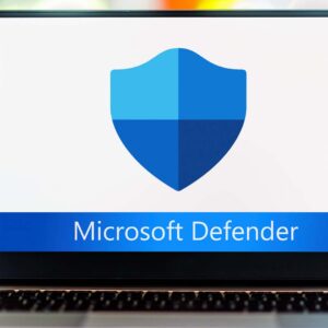 Bärbar dator som visar Microsoft Defenders logotyp.