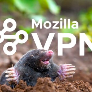 En mullvad tittar upp ur jorden. Mozilla VPN:s logotyp syns i bakgrunden.