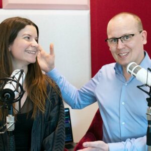Tess Hamark och Karl Emil Nikka i poddstudion.