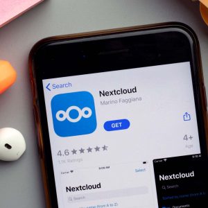 Iphone med visar Nextcloud-appen i App Store.