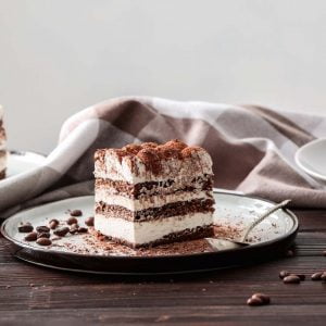 En bit av bakverket Tiramisu står serverad.