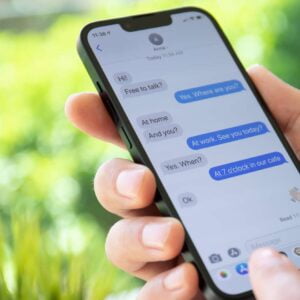Person chattar via Imessage på en Iphone 13.