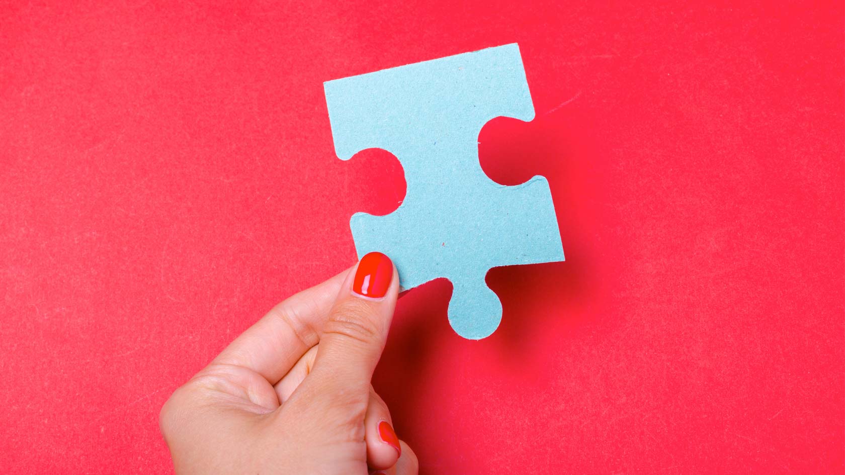 En hand håller upp en pusselbit som påminner om den nya knappen för webbläsartillägg.