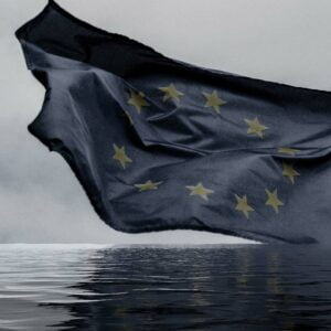 Flaggstång med EU:s flagga håller på att falla och svämmas över med vatten.