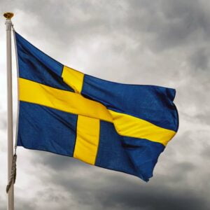 Svensk flagga flaggar i oväder.
