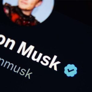 Bild på Elon Musks Twitter-profil där den blå bocken syns tydligt.
