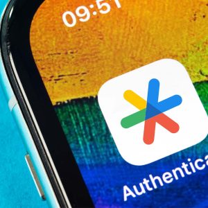 Närbild på Iphone som har Google Authenticator installerat.