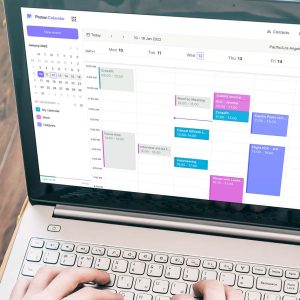 Medarbetare sitter med laptop i knät och använder Proton Calendar.