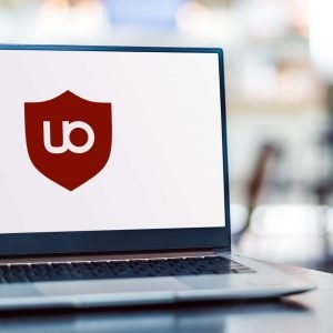 En bärbar dator visar Ublock Origins logotyp på skärmen.