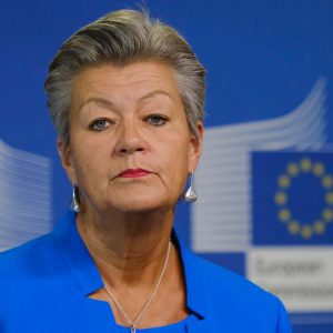 Ylva Johansson med EU-kommissionens logotyp i bakgrunden.